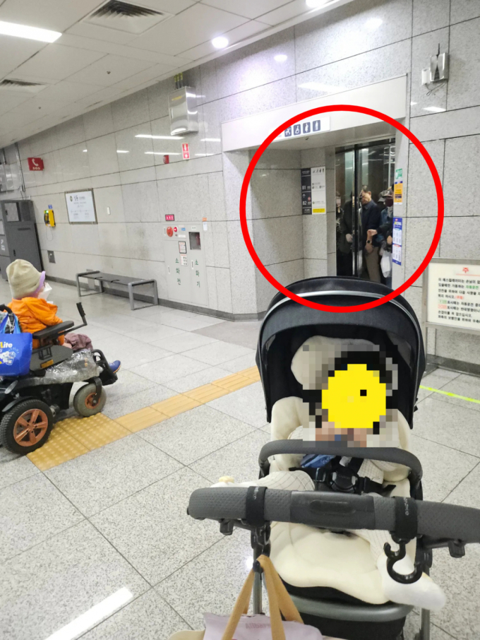 엘베 문 열리자 우르르…"우린 계단 못 가는데" 유모차·휠체어만 덩그러니