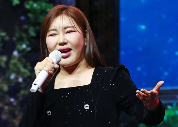 "철창에 묶어버리기 전에 조용"…송가인, 민폐 취객에 일침