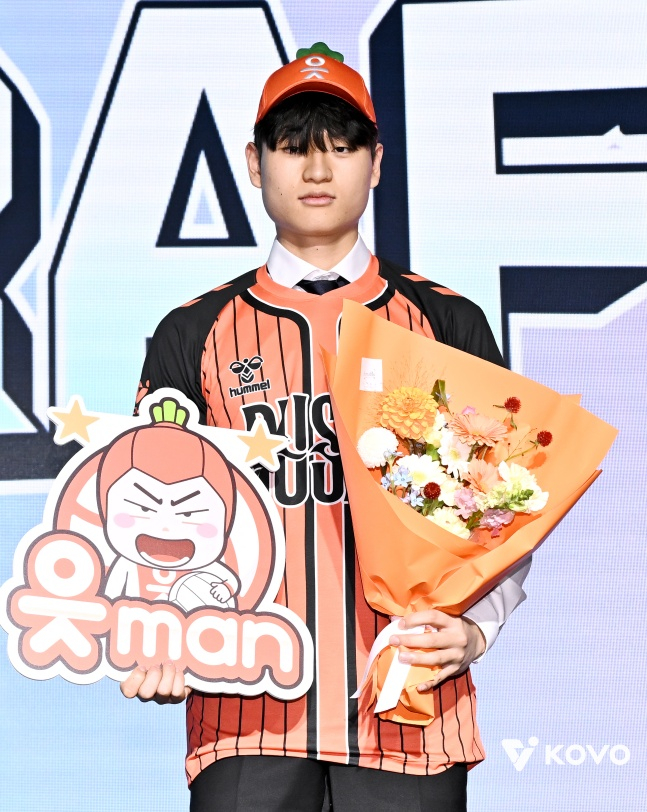 이변은 없었다! '최대어' 윤경 전체 1순위, 2% 현대캐피탈은 2순위 대반전... 남자배구 역대 최저 지명률은 옥에 티 [KOVO 신인드래프트]