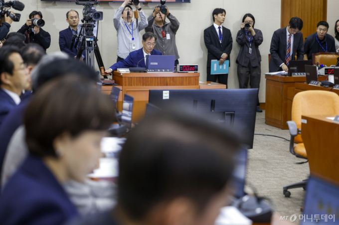 "재검토" 개미들 반발 속 '공개토론' 띄운 李...의무공개매수제 속도 내나