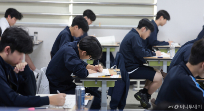 스마트안경 끼면 수능 3년간 못본다…형사 처벌 강화 추진
