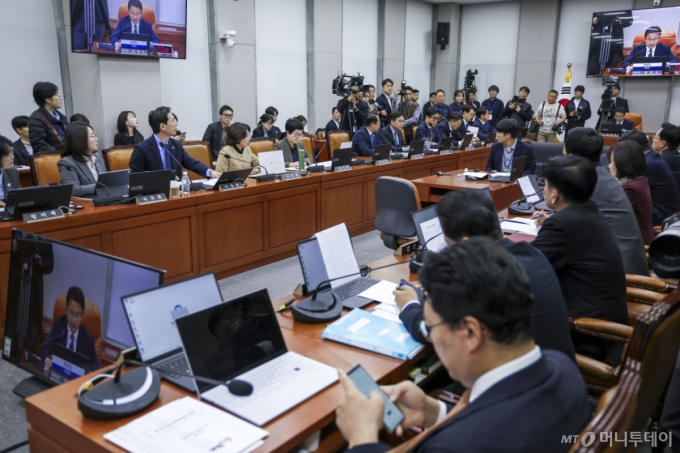 여야, 靑국감 전부터 정면충돌…"김태규 명패 빼라"vs"일 좀 하자"