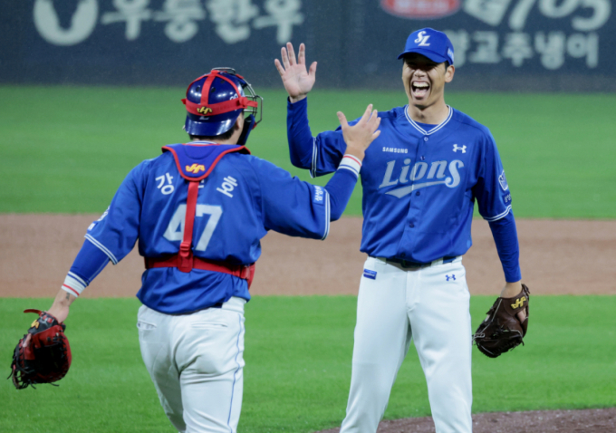 '단 1구로 끝냈다!' 김도영 잡은 삼성 사토시, PS 역대 최초 외인 '1구' SV→1996년 이강철·2014년 한현희 이어 통산 3호