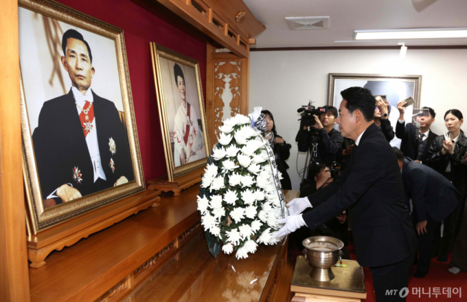 '박정희 생가' 찾은 장동혁 "조국 근대화 이룬 이름 잊히지 않을 것"