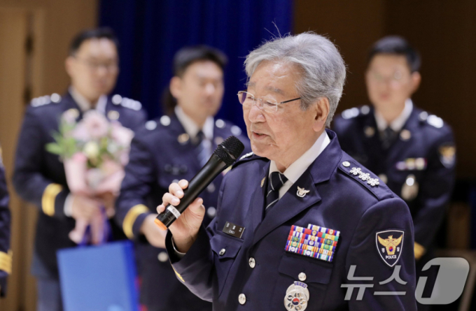 故최불암 빈소 찾은 경찰청장 대행…"고인 뜻처럼 신뢰받는 경찰 될 것"