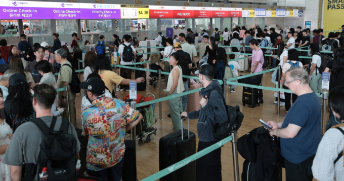 인천공항 체크인·발권 시스템 복구…한때 여객 1200여명 대기