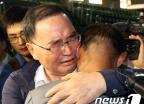 세월호 실종자 가족 찾은 정홍원 총리 '눈물 펑펑'