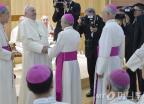 한국주교단과 인사 나누는 프란치스코 교황