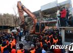 강남구, 구룡마을회관 철거 작업… 법원 