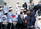 중국 추락사고 시신·유가족 인천공항 도착