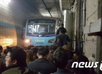 지하철 4호선 고장 '탈출하는 시민들'
