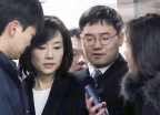 조윤선 장관에 질문하는 기자들 막는 문체부 직원들