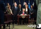 트럼프 '멕시코 장벽 건설' 서명
