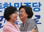 포옹하는 추미애-이혜훈 대표