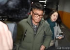 '성폭행 혐의' 김건모, 강남서 출석