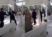 두 명의 아빠와 결혼식 입장한 신부…전세계 감동시킨 영상