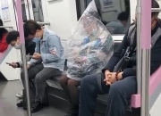 [영상] 지하철서 대형비닐 쓰고 바나나 먹은 中여성…"코로나 피하려고"