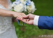 "남편이 더 버니까…" 끼리끼리 결혼 덜 하는 한국, 왜?