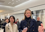 김연아도 들었던 가방이네…한국 온 LVMH '상속녀' 패션