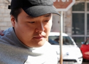 수갑 찬 권도형, 고개 푹 숙인 채 법원으로…"도주 위험" 구금 연장