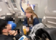 "입석 돈 냈거든요?" KTX 객실복도에 떡하니 앉은 '민폐 커플'