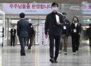 KT 주총 직전 사외이사 3인 '사퇴'…"주가 어쩔거냐" 주주들 고성