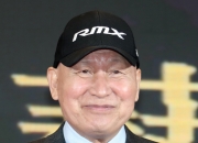 '혈액암 투병' 안성기, 근황 포착…윤시윤 등과 영화 관람 나섰다