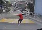 車에 놀라 혼자 넘어진 노인…'비접촉 사고' 운전자 과실인 경우들[영상]