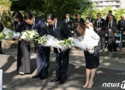 "경제 교류도 힘찬 부활한다" 위령비 함께 찾은 韓日외교