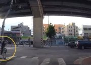 [영상] 차 보고 넘어진 자전거…툭툭 털고 가더니 뒤늦게 "보상해라"