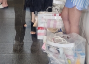 [르포]가게엔 전부 중국말만…'양손 가득 쇼핑백' 그들이 몰려온다