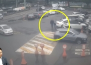 [영상] 후진 차에 '툭' 부딪힌 女…"난 고액 연봉자, 합의금 300만원"