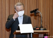 [단독]남양 홍원식 前회장, 납품업체에 '콕'…최소 300억 뒷돈 챙겼다