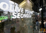 입학선물 만능 '올영' 기프트카드 판매 150%↑..."화장품부터 없는게 없네"