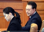현직 대통령 신분 첫 형사재판…윤 대통령 기운 없이 착석·묵묵부답