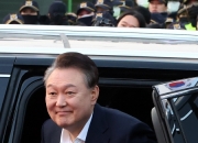 尹, 김건희 여사·참모들과 김치찌개 만찬…"구치소, 배울게 많은 곳"