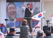 "잠룡 고향에 있는 회사래" 170% 폭등…'묻지마 투자' 역풍 주의보