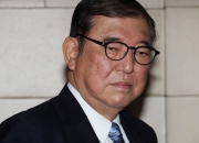 상품권 뿌린 이시바, 코너 몰렸다…'지지율 와르르' 퇴진 위기