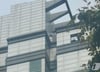 강남역 빌딩서 아찔…"옥상 난간에 여성 매달려 있어" 극단적 시도