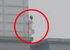 [영상]19층 옥상 난간서 '점프'…강남역 투신 소동女, 위험천만 순간