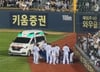 '1만 8080명 모두가 놀랐다' 홍창기 충격 부상... 무릎 부여잡은 출루왕에 LG, 1위 등극에도 웃지 못했다