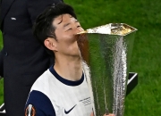 "당당하게 레전드라 말하겠다"…우승컵 들어올린 손흥민, 눈물 쏟았다
