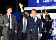 "평범한 시민의 나라" 허리 숙인 '대통령' 이재명…깊은밤 국회 밝힌 응원봉