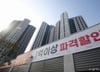 '서울 불패' 몰려온 사람들 줄 서는데…불 꺼진 지방 아파트 텅텅