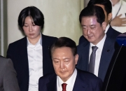 尹, 에어컨 없는 3평 독방 수감…첫날 아침밥은 미니치즈빵·찐감자