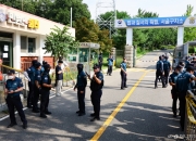 특검 "尹, 수의 없이 바닥에 누워 체포 거부"…尹측 "인신모욕"