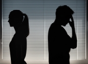 남편 몰래 수위 높은 비키니 화보 촬영한 아내…이혼 사유될까