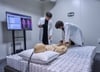 8만번 얻어 맞고도, 볼링공 떨어뜨려도 '멀쩡'…시몬스 '극한' 실험[히든카드M]