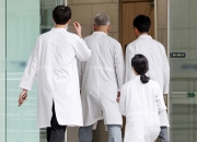 전공의들 돌아오는데 "안 받아" 엄포놓는 병원도…'의료계 내분' 격화