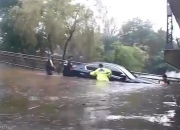 "폭우에 침수" 차 안에 갇힌 모녀 '패닉'…기적처럼 나타난 영웅들